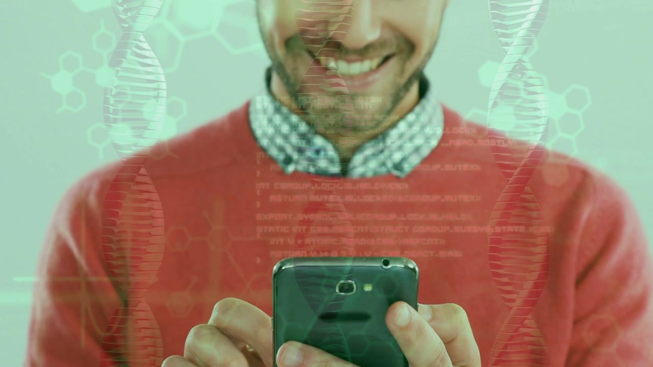 Homem segurando telefone, tocando na tela, iniciando sobreposição de hélice de DNA enquanto visualiza dados de biotecnologia, sorrindo