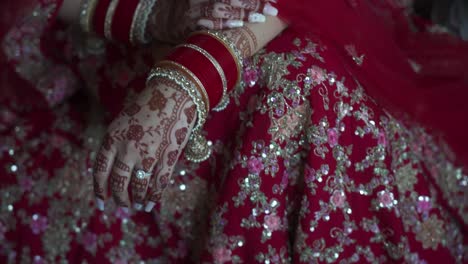 novia india con las manos tatuadas con henna el día de la boda