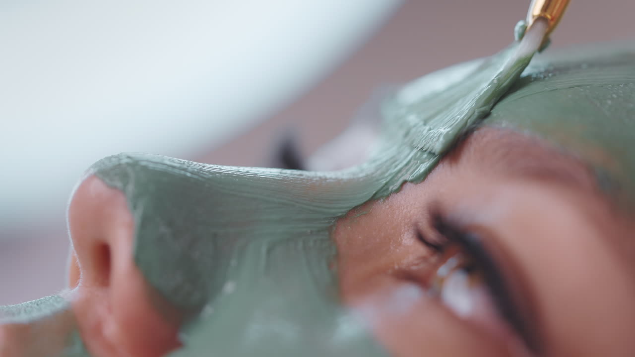 наносить зеленую глиняную маску на лицо