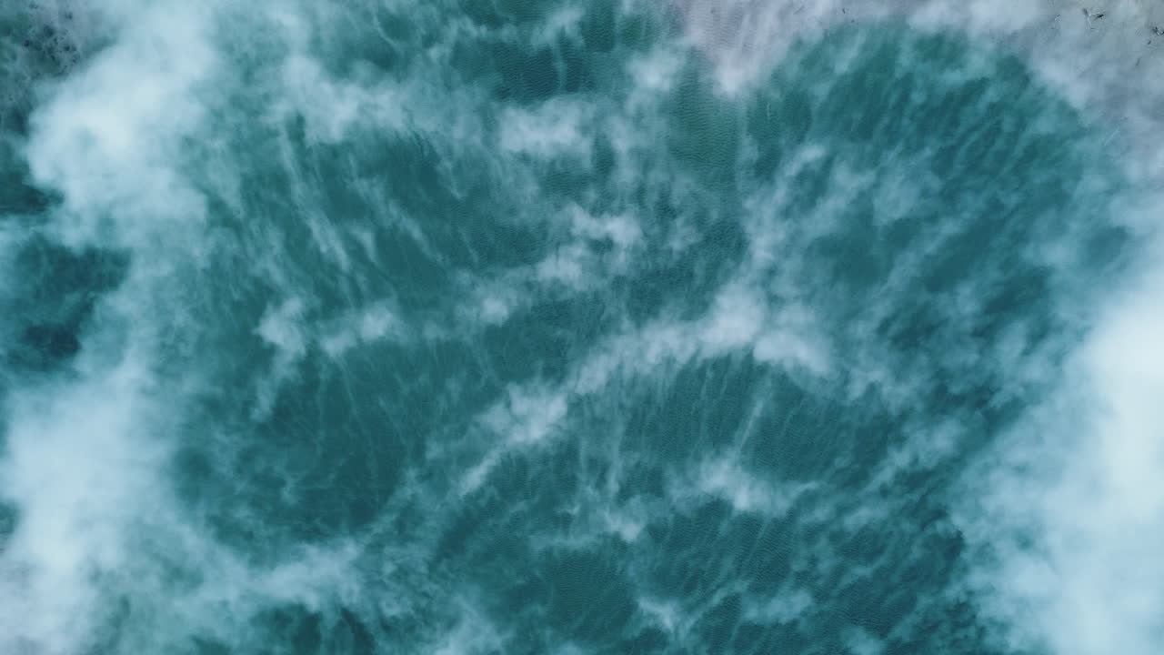 vapor caliente de la piscina termal en rotorua, nueva zelanda - vista aérea de arriba hacia abajo