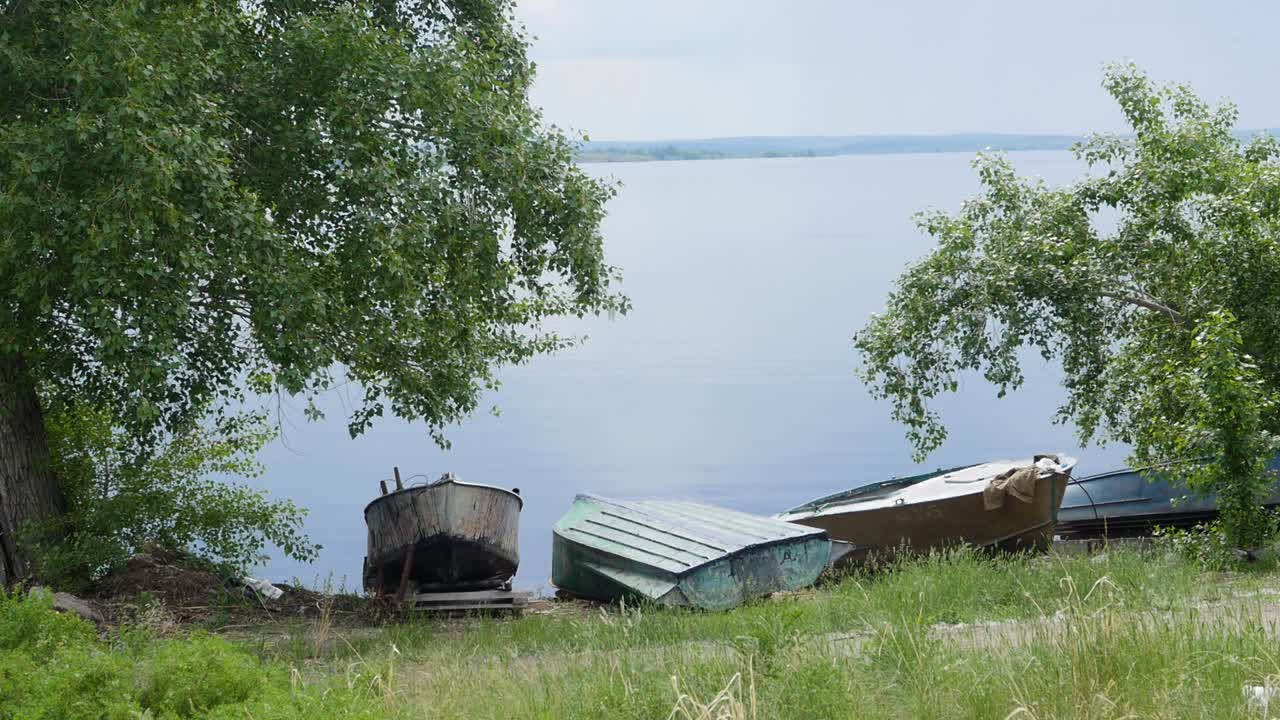 Лодки у озера