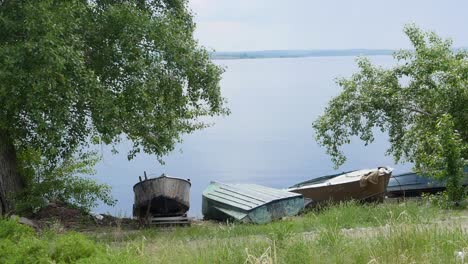 boats at the lakeside