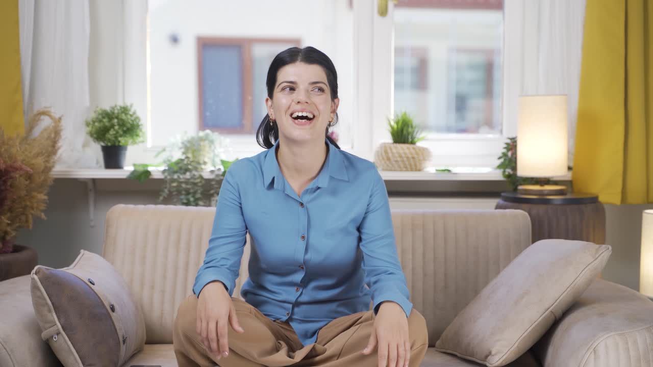 행복하고 깊은 호흡을 하는 젊은 여성.