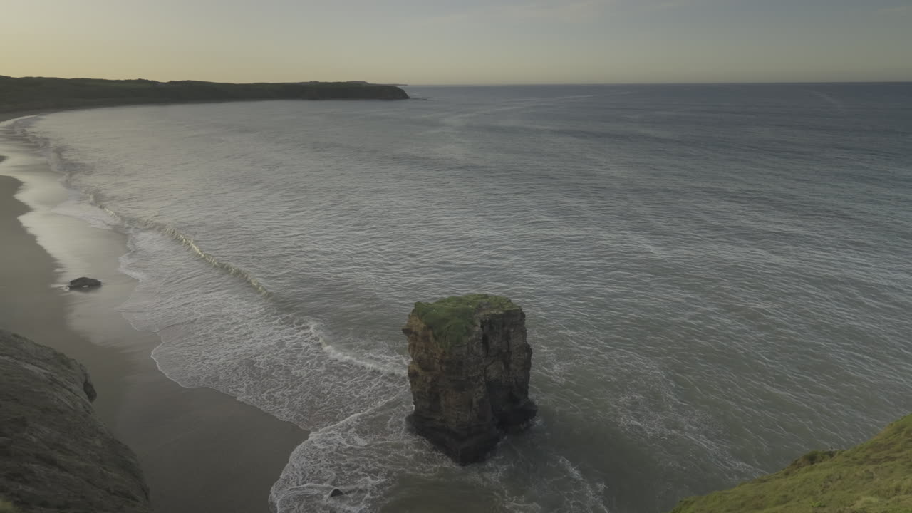 해안 풍경, 요새에 풀이 무성한 절벽 뒤에 바위 절정을 드러내는
