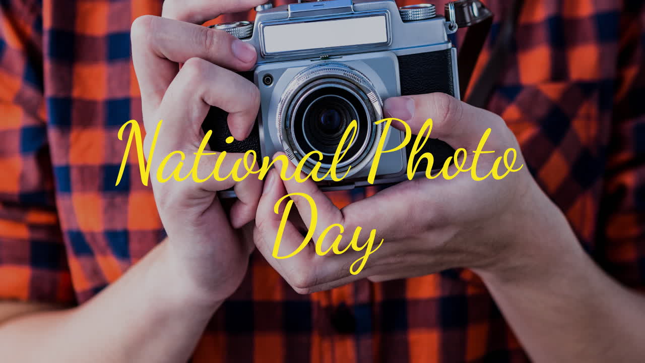 카메라를 들고 있는 백인 남자의 애니메이션 국가 사진의 날 텍스트