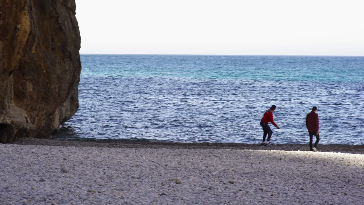 해변 에서 이 잘 내리는 날 을 즐기는 사람 들