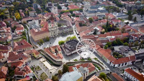 Eger-Stadt-Mit-Besuch,-Riesenrad-Und-Kirchengebäude-Auf-Dem-Hauptplatz-Der-Stadt