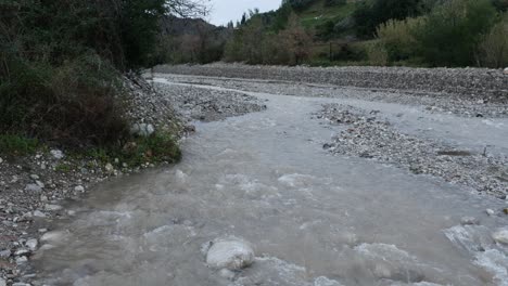 Hochwasser-Kommt.-Wasser-Fließt.-Schwenk-Nach-Rechts