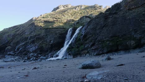 Cascada-Que-Fluye-Sobre-El-Borde-Del-Acantilado-Hacia-La-Playa