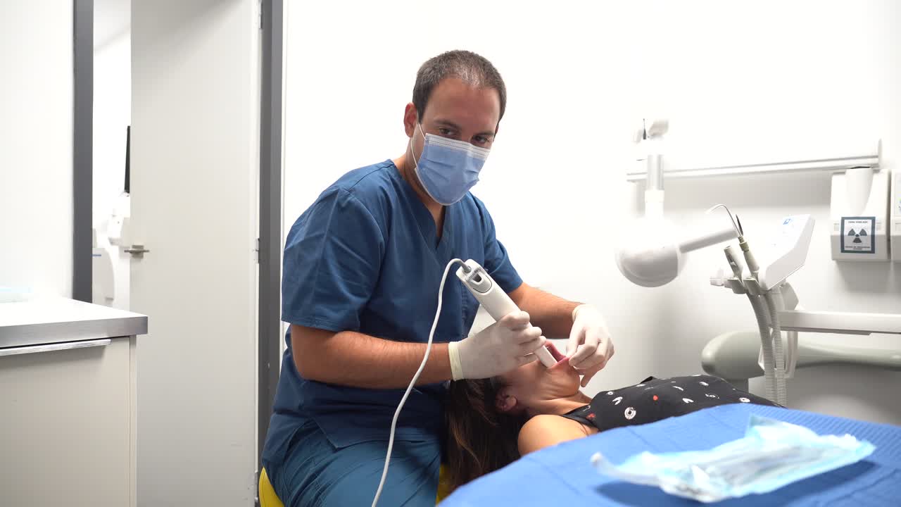 Dentista che esegue una scansione orale