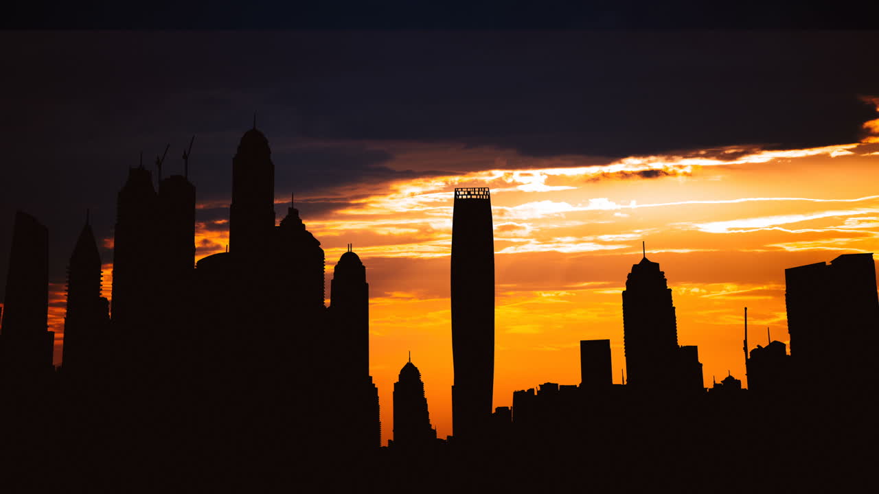 El horizonte de la ciudad al atardecer