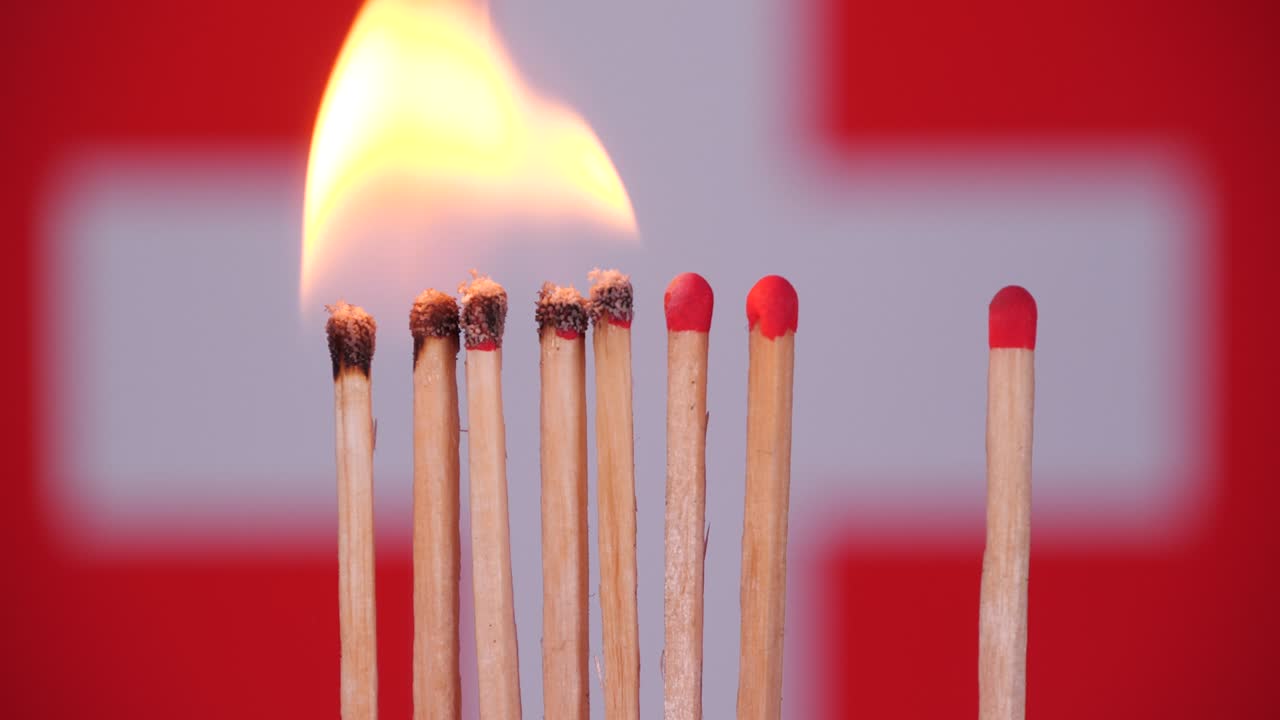 brote de coronavirus, distanciamiento social en suiza. concepto: propagación de la epidemia, efecto dominó, covid-19, fósforos quemados aislados, detener la propagación del virus, mantener la cuarentena, bloqueo