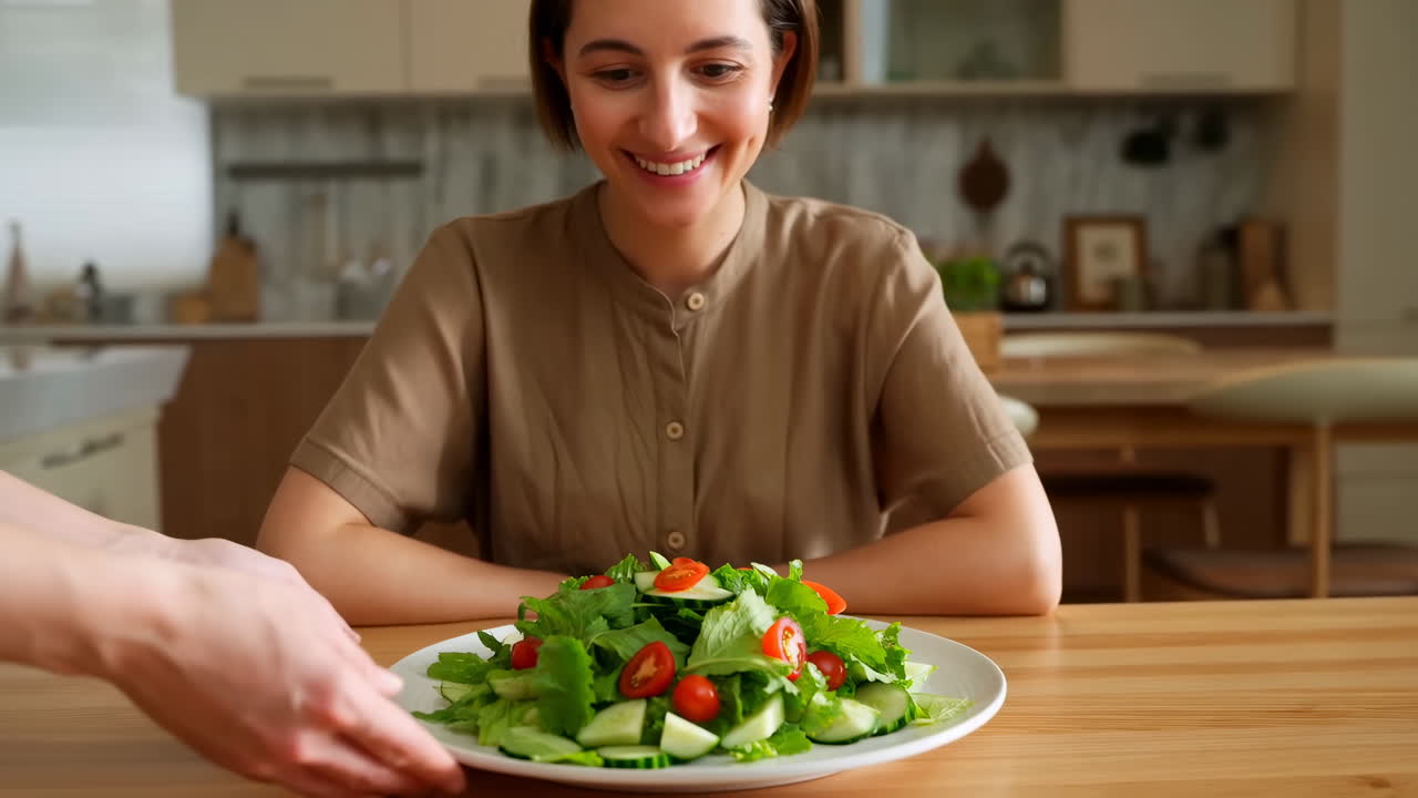 Donna felice riceve un piatto di insalata fresca e salutare.
