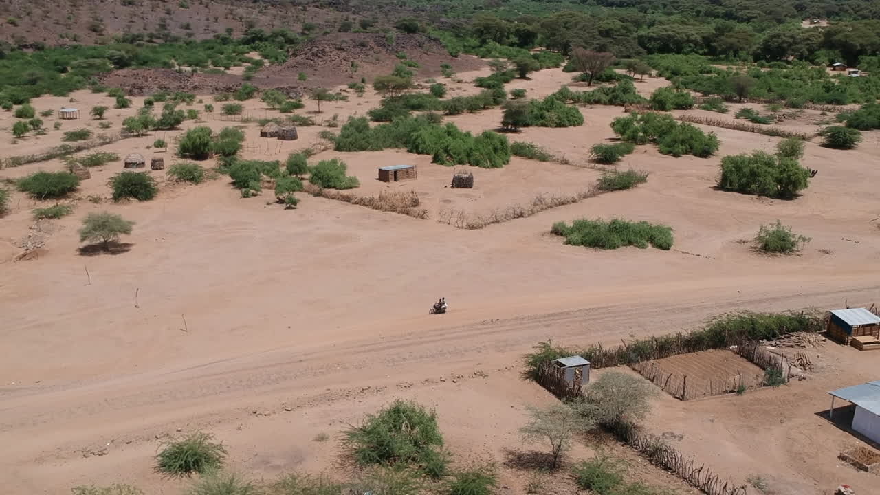 antenas de drones sobre la aldea africana turkana durante el día