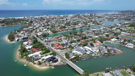 Villen-Und-Unterkünfte-Am-Wasser-Am-Tallebudgera-Creek-In-Palm-Beach,-Queensland,-Australien