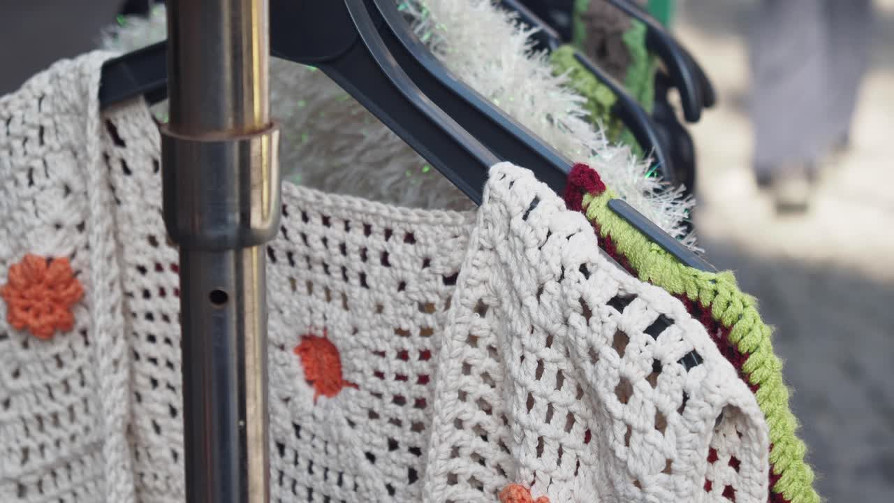 시장 에서 커 에 매달려 있는 매인 베스트 의 근접 사진