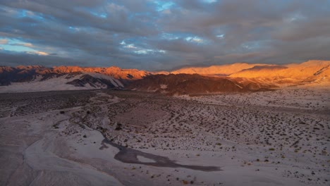 drone disparado volando hacia las montañas en el desierto de tatón en catamarca, argentina durante la puesta de sol