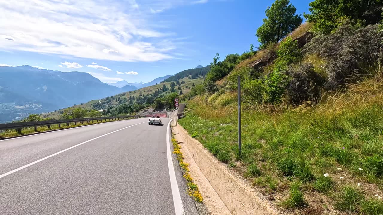 경치 좋은 산길 에서 자동차 를 운전 하는 것