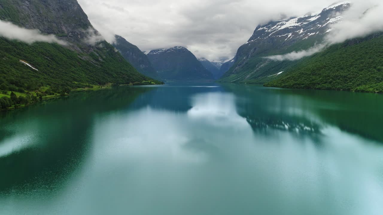 el lago lovatnet es una naturaleza hermosa de noruega.