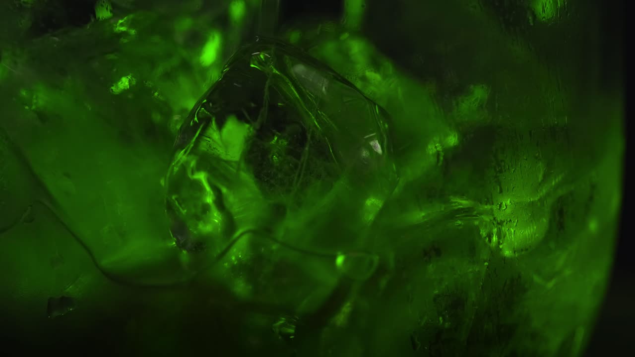 primer plano de una bebida verde con hielo