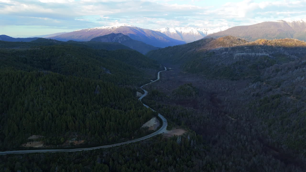 vista aérea de la naturaleza de la carretera y el amplio desierto de las montañas de los andes, patagonia, argentina
