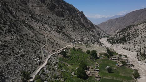 vista aérea, cañón y camino de tierra en prados de hadas, pakistán en un día soleado de verano