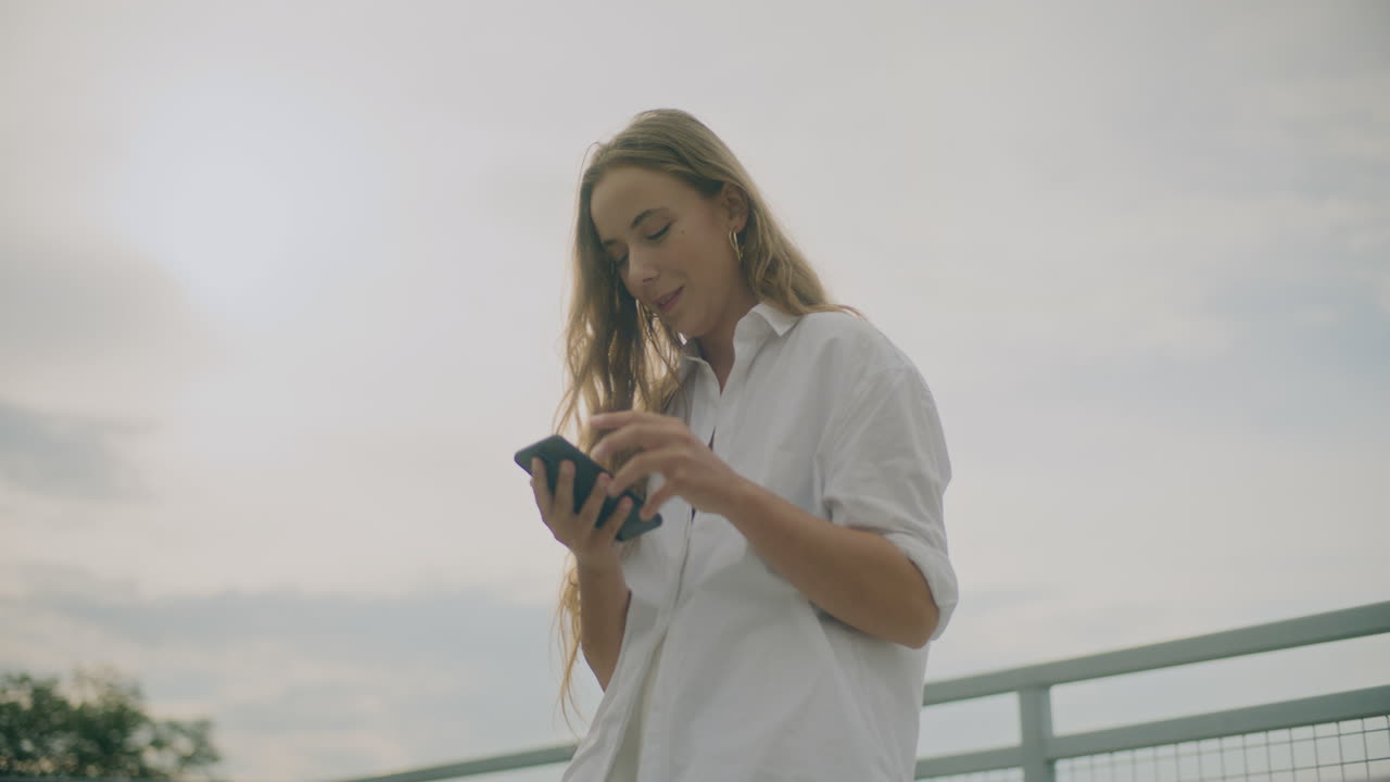 소셜 미디어를 검색하는 미소 짓는 여성