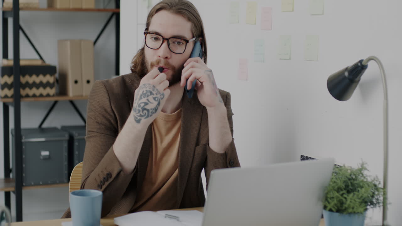 Un hombre de negocios hablando por teléfono en la oficina.