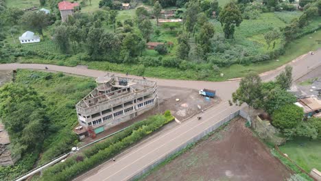 Escena-Callejera-En-La-Ciudad-De-Loitokitok-En-El-Condado-De-Kajiado,-Kenia-Durante-El-Día---Toma-Aérea-De-Drones