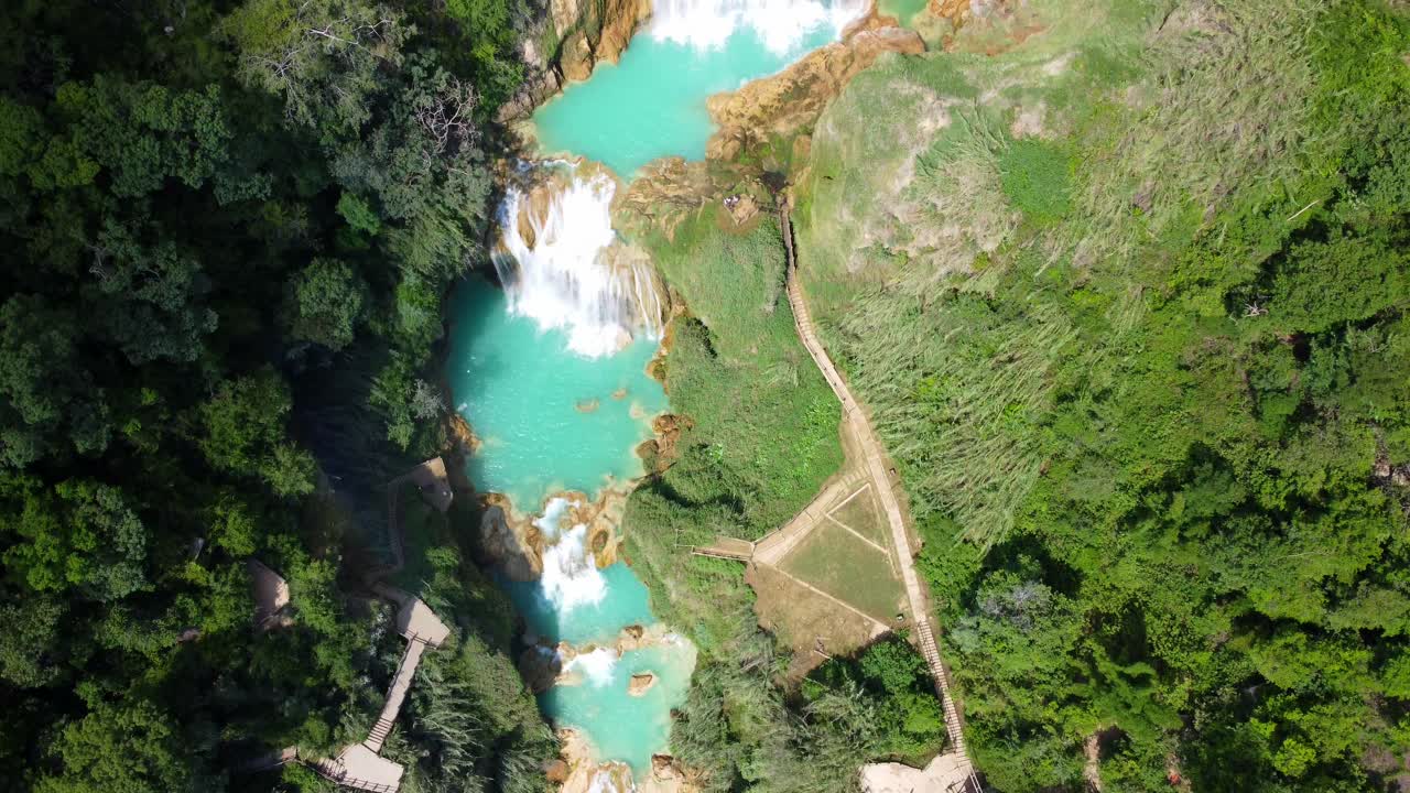 Immagini aeree ipnotizzanti del fiume blu e delle cascate Velo de Novia, in Chiapas, Messico.