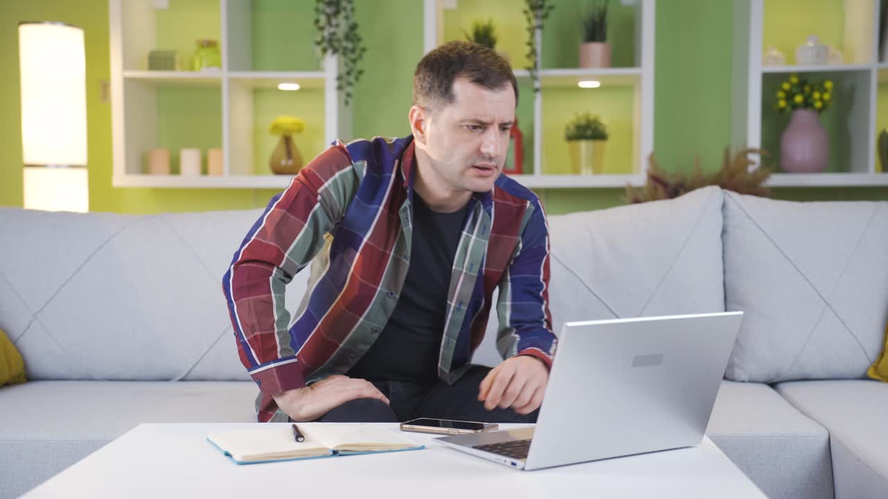 el hombre que se volvió loco con lo que vio en la pantalla de la computadora.