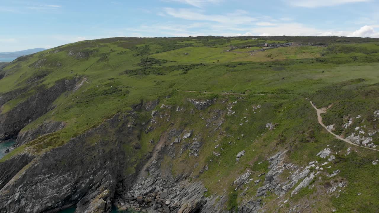 Bella montagna verde vicino al mare irlandese.