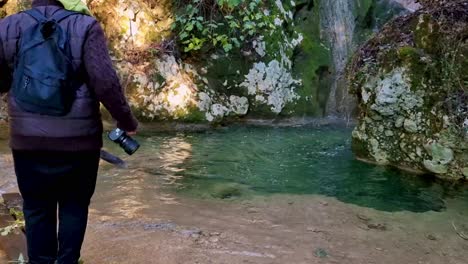 el hombre toma fotos de las cascadas