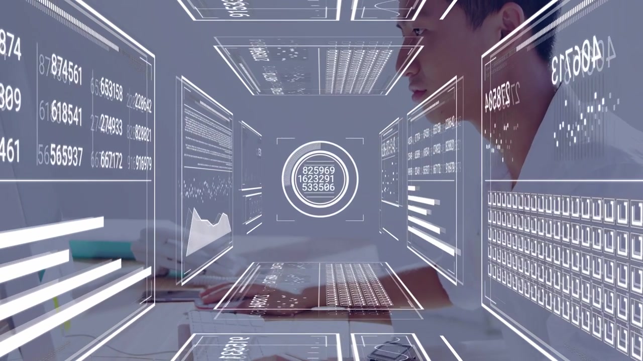 Vertikal video: Skjerm sender signal, mann sitter og skriver mens HUD-paneler beveger seg for datagjennomgang.