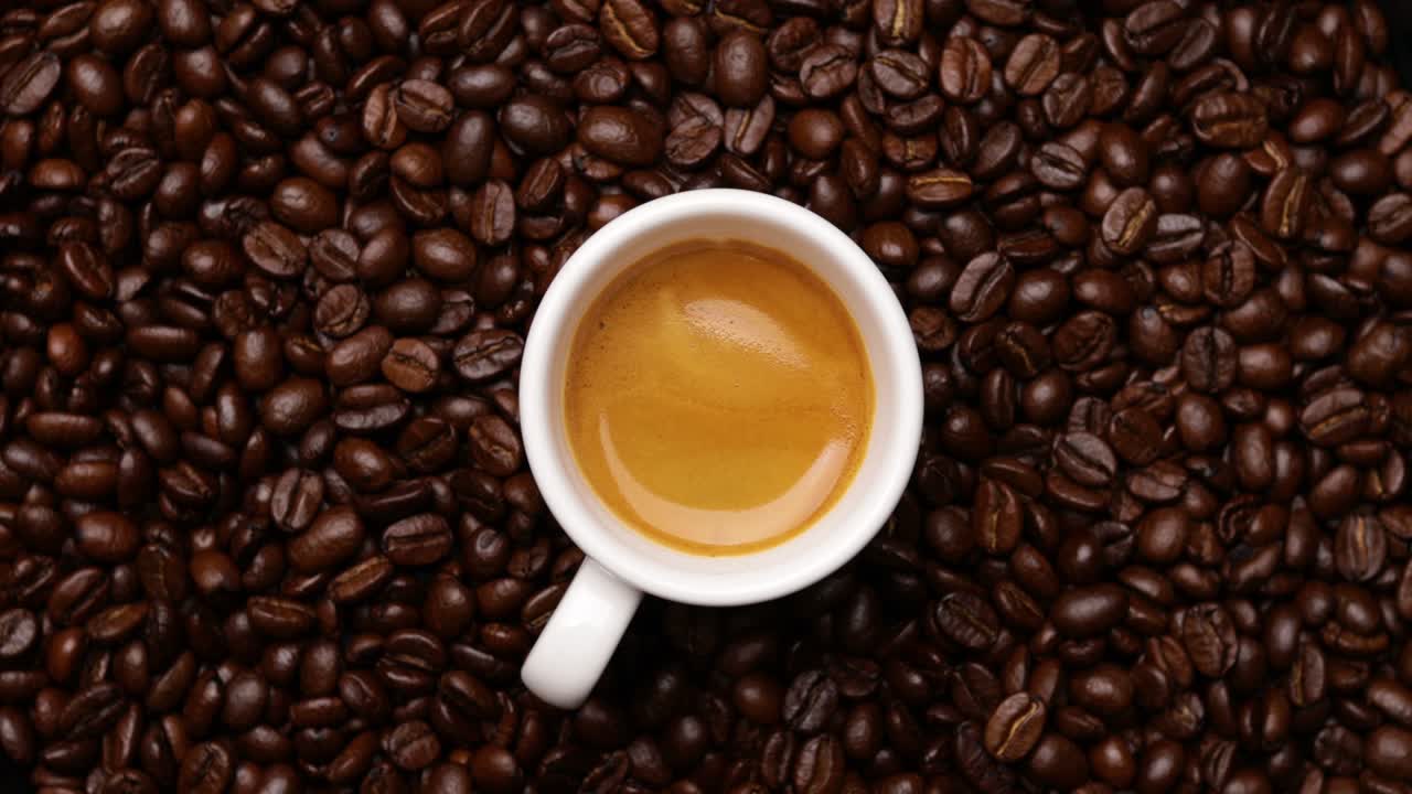 espresso con granos de café en el fondo (en bucle)