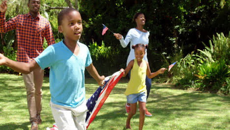 familia corriendo con banderas estadounidenses