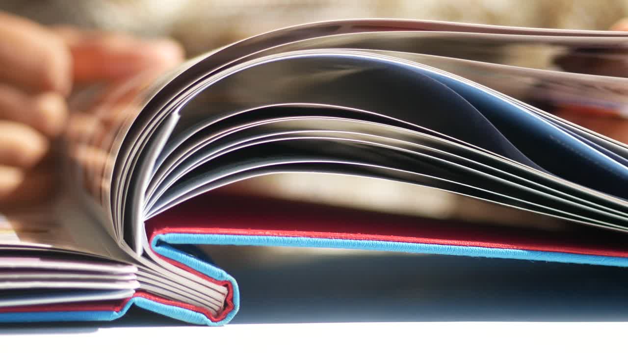 primer plano de un libro con las páginas giradas