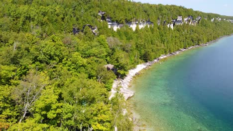 Fliegen-Entlang-Hoher,-Mit-Grüner-Vegetation-Bewachsener-Klippen-Am-Meer