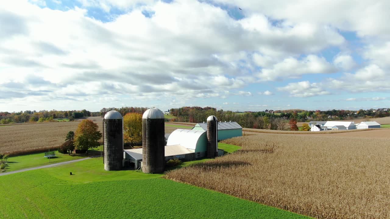 granja y tres silos y granero en granja en ee.uu.