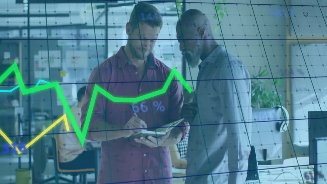 animación del procesamiento de datos financieros sobre diversas personas de negocios en la oficina