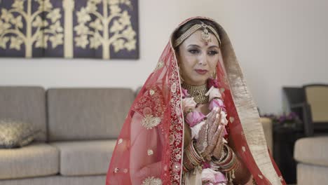 La-Radiante-Novia-India-Adornada-Con-Su-Traje-Nupcial-Antes-Del-Día-De-Su-Boda---Primer-Plano