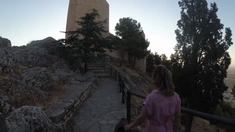 Castillo-De-Jaen,-España-Castillo-De-Jaen-Volando-Y-Tomas-Terrestres-Desde-Este-Castillo-Medieval-En-La-Tarde-De-Verano,-Tambien-Muestra-La-Ciudad-De-Jaen-Hecha-Con-Un-Drone-Y-Una-Camara-De-Accion-A-4k-24fps-Usando-Filtros-Nd-25