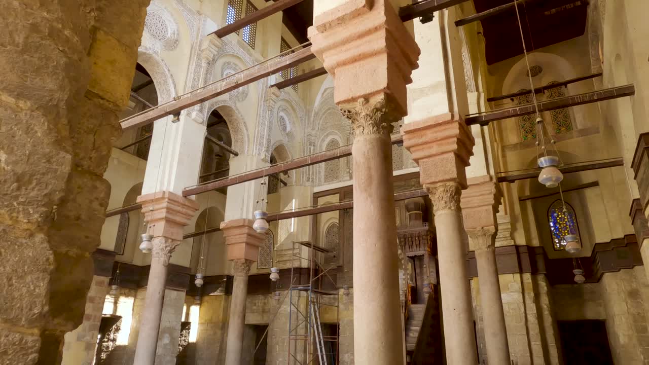 interior del complejo qalawun, el cairo en egipto. levantarse