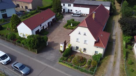 Campo-De-Vacaciones-En-La-Granja-Mantecoso-Suave-Vista-Aérea-Vuelo-Volar-Hacia-Atrás-Imágenes-De-Drones-En-El-Pueblo-Rural-Hainichen-En-Europa-Sajonia-Anhalt,-Verano-De-2022