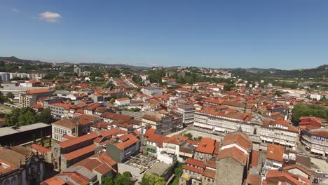 Volando-Sobre-El-Centro-Histórico-De-Guimarães,-Portugal