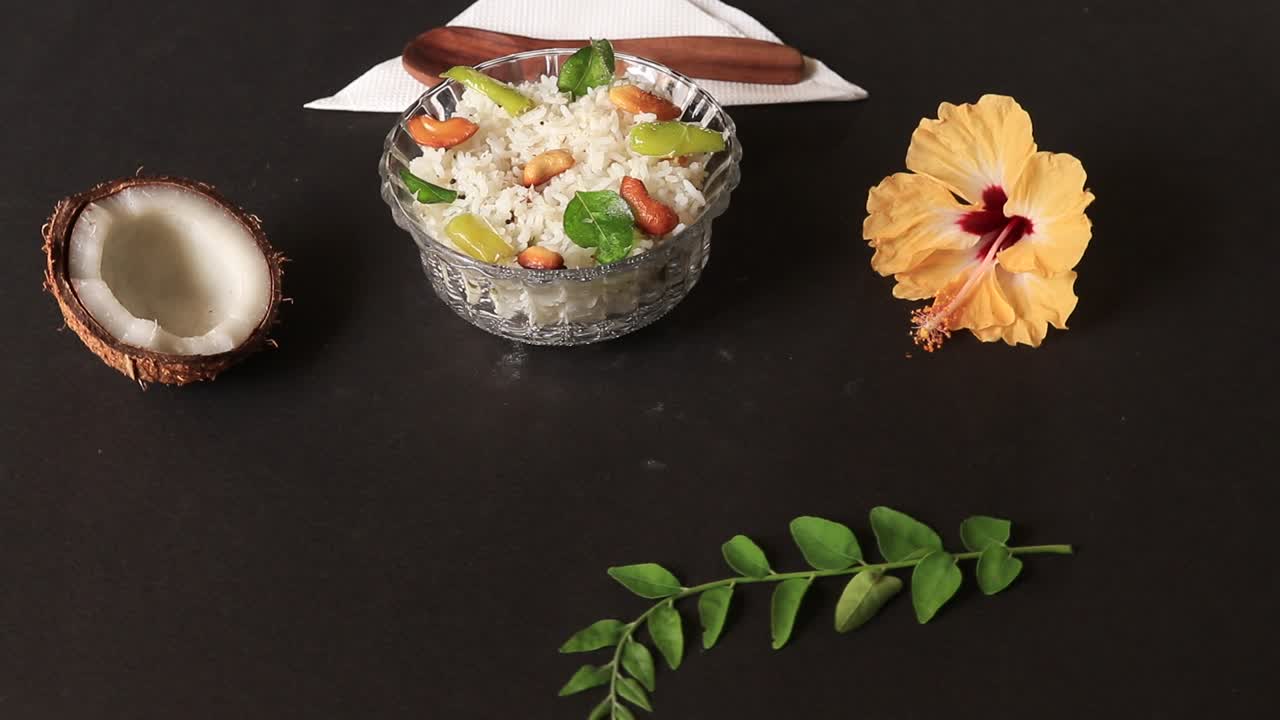 arroz de coco colocado sobre un fondo negro