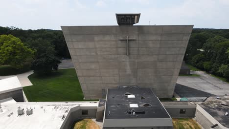 Der-Fokuspunkt-Dreht-Sich-Um-Ein-Berühmtes-Wahrzeichen-Brutalistischer-Architektur-In-Muskegon,-Michigan