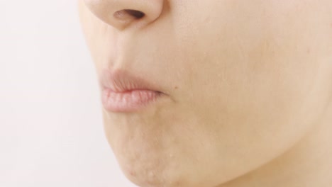 Mujer-Comiendo-Naranja-Seca.-Frutas-Secas.