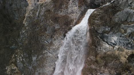 Cascada-De-Skakavica-En-Cámara-Lenta-Desde-Una-Vista-De-Drone