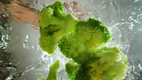 broccoli washing underwater